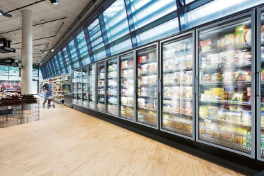 Bild 1:	Moderne Supermärkte sind ohne Ventilatoren nicht denkbar, denn nur mit ihrer Hilfe sind kompakte Kühlmöbel für den Normal-Kälte Bereich (NK) und Tiefkühlbereich (TK) funktionsfähig. 