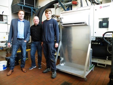 Meinolf Gringel (DMT), Peter Bachmann (BIV) und ein Monteur der Firma Zeller nach erfolgreicher Inbetriebnahme des Propan-Klimager?ts