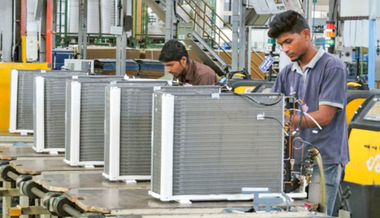 Geschulte Fachkräfte arbeiten in einem indischen Werk von Godrej & Boyce an einer  Produktionslinie für Klimageräte auf Propanbasis