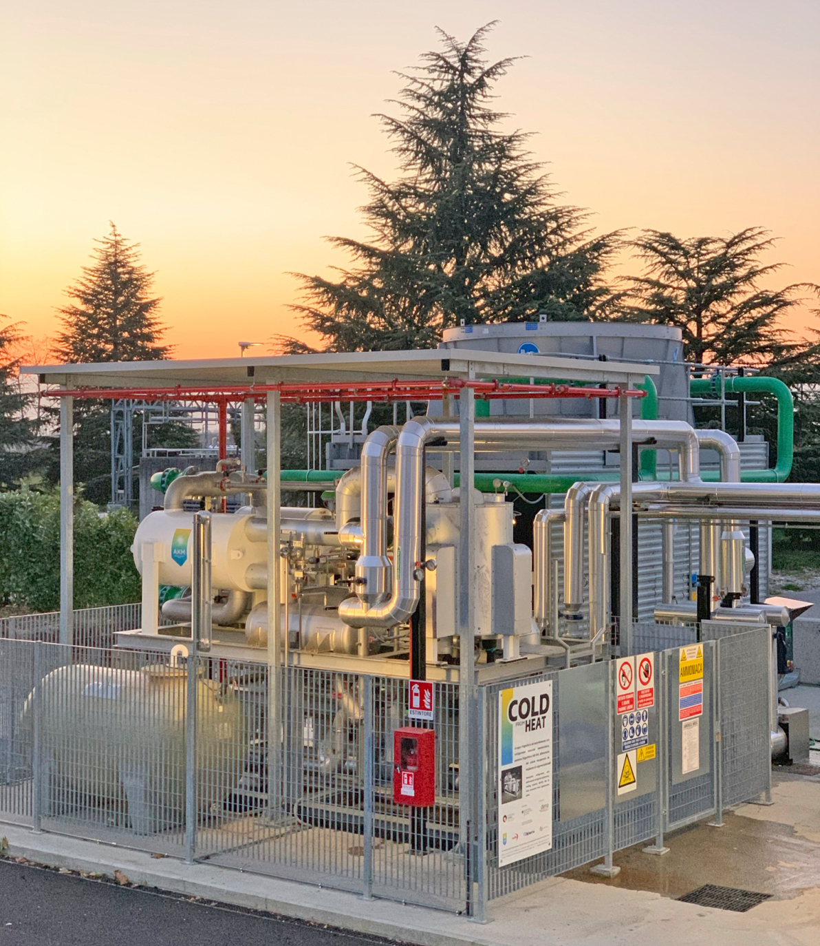 Abbildung 1: ?Cold from Heat? ? Außenaufstellung einer Ammoniak-Wasser-Absorptionskältemaschine in einem Pharmaunternehmen (Italien), Kälteleistung 450 kW