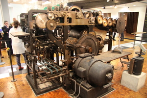  Führung durch die DASA-Ausstellung - hier an einer historischen Druckmaschine 