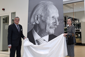  Enthüllung des Portraits von Senator h.c. Peter Schaufler durch Christiane Schaufler-Münch (Vorsitzende des Bitzer-Verwaltungsrats und Vorsitzende des Kuratoriums der The Schaufler Foundation) und Rolf Engelhardt (Bundes­ministerium für Umwelt, Naturschutz, Bau und Reaktorsicherheit). 