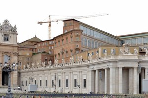  Ein 60 m hoher Kran wurde im Inneren der Vatikanstadt  zur Einbringung der neuen Klimaanlage in der der Sixtinischen Kapelle montiert (Standpunkt: von Piazza San Pietro). 