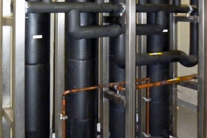  Bild 3:	Vier parallel geschaltete Kratzverdampfer zur Erzeugung und ein Beispiel für üblicher-weise verwendete Schaber zur Eisabtragung auf der Innenrohroberfläche 