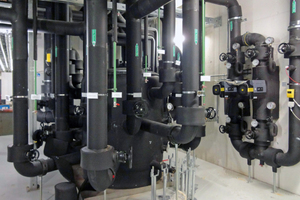  Die Zortström-Technologie führt die Massenströme von Kälteerzeugung und Abnehmerkreisen auf einen hydraulischen Nullpunkt zusammen. Durch die hydraulische Entkopplung wird verhindert, dass sich Pumpenförderströme gegenseitig überlagern können. 