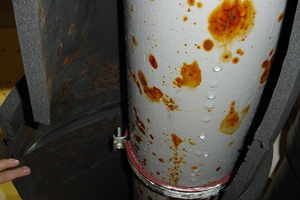  Bild 2: Folgen einer nicht fachgerechten Dämmung einer einfachen Rohrschelle auf einer Kälteleitung 