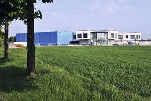  Das 12 000 m² große Logistikzentrum für Obst, Gemüse und Südfrüchte der Fruchthansa Wesseling liegt nun verkehrsgünstig an der Autobahn A555 und wurde im Dezember 2008 in Betrieb genommen 