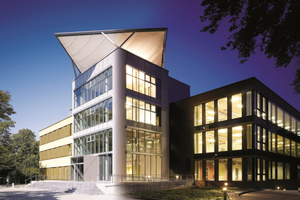  Das Fraunhofer-inHaus-Zentrum in Duisburg betreibt als Innovationswerkstatt anwendungsorientierte und marktnahe Forschung für intelligente Raum- und Gebäudesysteme. 