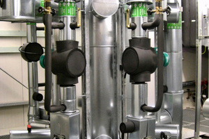  Das Prinzip der Zortström-Technologie vereint die Funktionen Sammel- und Verteilsystem, Hydraulische Weiche und Puffer. Die Abbildung zeigt einen zweistufigen Zortström-Verteiler mit Gleitschichtraum in einer Kälteverteilung. 