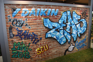  Neben der reinen Technik gabe es bei vielen Ausstellern spannende und unterhaltsame Attraktionen zu entdecken. Ein Graffiti-Sprayer hatte diese Backsteinwand am Daikin-Messestand in ein Kunstwerk verwandelt.  