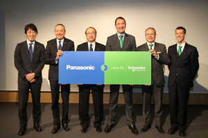  v. l. n. r.: Hiroshi Komatsubara, Chief Sales Officer Airconditioner Company, Appliance Company, Panasonic; Laurent Abadie, Geschäftsführer der Panasonic Marketing Europe GmbH; Toshiyuki Takagi, Executive Officer der Panasonic Corporation und Leiter von Panasonic Air-Conditioner; Jean Marc Zola, Executive Vice President der Abteilung EcoBuilding bei Schneider Electric; Jean de Kergorlay, VP Commercial Field Services &amp; BMIS, EcoBuilding Division, Schneider Electric; Simon Le Blond, SmartSpace Commercial VP, EcoBuilding, Schneider Electric. 