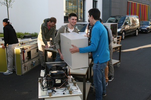  Verladen des aufgearbeiteten Kältelabors. Der Zielort: Das St. Joseph?s Vocational Training Center in Ng?ombe, Tansania 