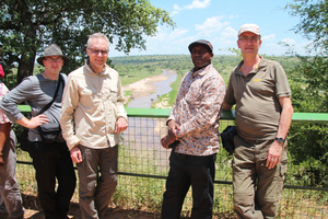  Frank, Rainer, Vater Veri und ich während der Safari im Tarangire-Nationalpark 