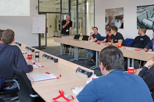  <div class="bildtitel">Mitsubishi Electric-Schulungsleiter Ralf Niesmann vermittelt den Azubis in einem Workshop in der Firmenzentrale in Ratingen klimatechnisches Fachwissen. </div> 