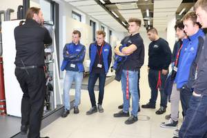  Der 2. und 3. Ausbildungsjahrgang bei  einer Schulung im neuen Headquarter von Mitsubishi Electric in Ratingen 