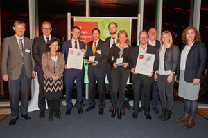  Verleihung des EMA - die Gewinner mit Laudatoren und EHI-Mitarbeitern bei der Gala-Nacht zum Energiemanagement Award 2016  