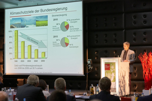 Die Bedeutung und Potentiale der Eisspeichertechnologie zur Umsetzung der deutschen Klimaschutzziele zeigte Prof. Dr. Michael Kauffeld auf. Die dafür notwendigen Speicherkonzepte für den Lebensmitteleinzelhandel verlangen aber auch ein Umdenken beim Kälte 