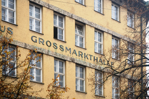  Auf dem 310.000 m² großen Areal der Münchner Großmarkthalle handeln tagtäglich rund 400 internationale Import- und Großhandelsfirmen.  