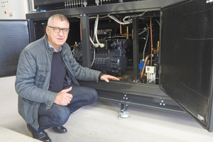 Burkhard Dunst gibt einen Einblick in den gekapselten Maschinenraum der Kälteanlage.  