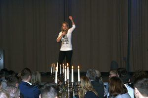  Für den unterhaltsamen Teil des Abends sorgte Standup-Comedian Jacqueline Feldmann (www.jacqueline-feldmann.de). Ihre pointierten Geschichten mitten aus dem Leben, kamen nicht nur bei dem jungen Publikum super an. 