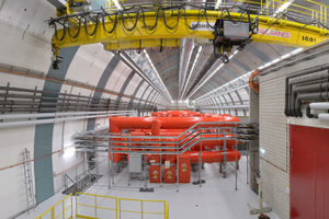  Dämmarbeiten in der Trafokaverne: Mit NH/Armaflex gedämmte Kühlwasserleitungen. Im Bereich der Abschottungen wurde die Brandschutzbarriere Armaflex Protect eingesetzt. (Die warmgehenden Leitungen wurden mit Mineralwolle gedämmt und PVC ummantelt.)  