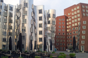 Wahrzeichen der Stadt Düsseldorf: der Neue Zollhof. Das silberne Gebäude der beliebten Gehry-Bauten erhielt im Zuge seiner Kernsanierung zwei neue Lüftungsgeräte. Diese sorgen maßgeblich für frische Luft und verbesserte Raumqualität in der oberen Etage. 