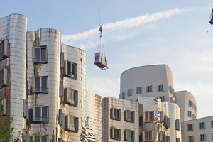  ?wurden die Geräte mit einem Kran auf das Dach des silbernen Baus gehievt. Von dort gelangten sie über die Dachterrasse ins Innere des Gebäudes. 