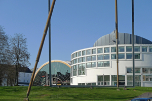  Die 1990 eingeweihte Stadthalle (rechts) und die dazugehörige Ausstellungshalle (links) in Bielefeld erhielten 2016 eine neue Kältezentrale.  