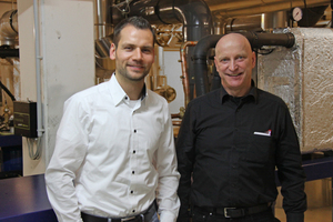  Jan-Hendrik Feiert, pbr Ingenieure (links), und der technische Leiter der Stadthalle Bielefeld, Martin Kwoka (rechts), in der Kältezentrale 