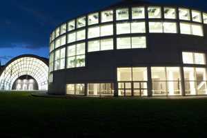  Nachtansicht der Stadthalle (rechts) und der dazugehörigen Ausstellungshalle (links) in Bielefeld  