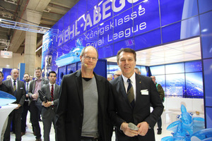  Der Walforscher Dr. Karsten Brensing (links) und Vorstandsvorsitzender Peter Fenkl auf der ISH in Frankfurt. 