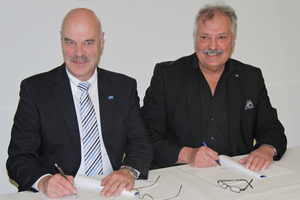  Unterzeichnung des Mietvertrags für das Josef-Biber-Haus durch Bundesinnungsmeister Heribert Baumeister (links) und VDKF-Präsident Wolfgang Zaremski (rechts) 