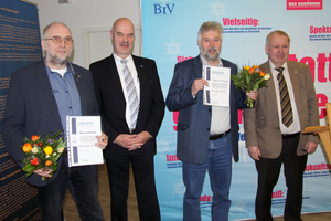  Verleihung der bronzenen Ehrennadel des BIV an Klaus Oelrichs (links) und Jürgen Christiansen (2.v.r.) durch Heribert Baumeister (2.v.l.) und Dr. Wolfgang Lange (rechts) 