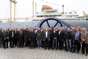  Die Delegierten der BIV-Mitgliederversammlung vor dem historischen Haubold-Verdichter; im Hintergund das Traditionsschiff im Rostocker Hafen 