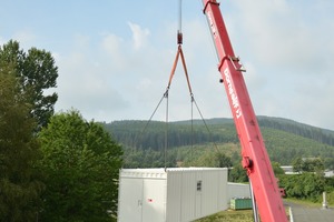  Einbringung des Containers, der exakt zwischen zwei Gebäude passen musste. 