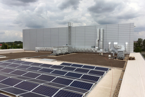  Abb. 9: Die auf dem Dach befindliche Photovoltaik-Anlage mit 150 kWp zur Bedeckung des Energiebedarfs der Kälteerzeugung bei entsprechender Witterung 