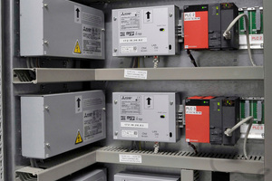  Zur Steuerung und Überwachung der Klimaanlage kommen fünf Einheiten der zentralen Systemsteuerung ?EB-50? (Bildmitte) und fünf Erweiterungsmodulen (links im Bild) zum Einsatz. 