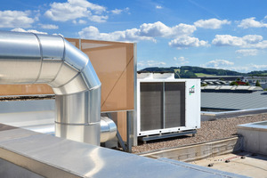  Für die Besucher unsichtbar: Das Remko Kaltwasser-Klimasystem KWG 950 SP mit 93 kW Kühlleistung steht auf dem Flachdach. 