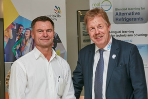  Viktor Stoda (l) Fachlehrer hhek Bonn, Karsten Beermann (r), Geschäftsführer IKKE gGmbH 