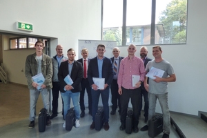  Die fünf Bestern (vorne), hintere Reihe von links: Heribert Baumeister (BIV), Dr. Fuhrmann (HWK Düsseldorf), Emil Esser (OM KIN) und Stefan Plücker (Vors. GPA) 