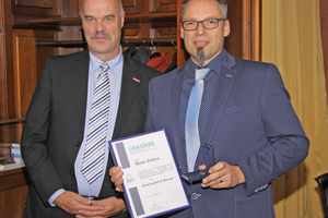  Goldene Ehrennadel des BIV für Prüfer Bodo Ahlers (rechts), überreicht durch Bundesinnungsmeister Heribert Baumeister (links)  