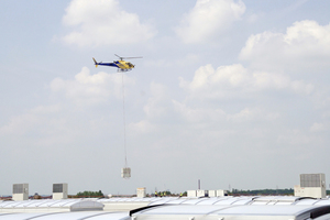  Aufgrund der Abmessungen der Halle, die einen Kraneinsatz erschwerten, wurden die Geräte per Hubschrauber auf das Dach transportiert. 