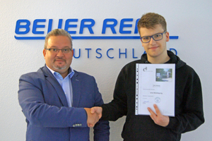  Niederlassungsleiter Gaetano Martino gratuliert Felix Kippelt zur erfolgreichen Ausbildung zum Fachlageristen.  