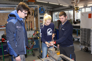  Die Rekordpraktikanten als Mechatroniker für Kältetechnik bei Kälte Grohmann in Irchenrieth. Kälteanlagenbauermeister Bernhard Schlamminger (rechts) zeigt Charlotte Stanke und Marvin Möller das Hartlöten  