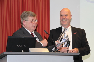  Bundesinnungsmeister Heribert Baumeister (rechts) gratuliert Obermeister Wolfgang Leo zum Innungsjubiläum. 
