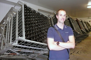  Nicolas Quiles, Technischer Leiter und Önologe bei Rivarose, vor Behältern mit Schaumwein-Flaschen (Flaschengärung) 