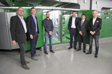 Projektbeteiligte vor der neuen Ventilatorwand beim ZDF in Mainz (von links): Daniel L?w (Ingenieurb?ro L?w), Heinrich Weger (Ingenieurb?ro L?w), Nico Wagner (ZDF), Christian Dorsch (Rosenberg Ventilatoren GmbH), Frank Hanebutte (K?uffer GmbH & Co.KG), Ch