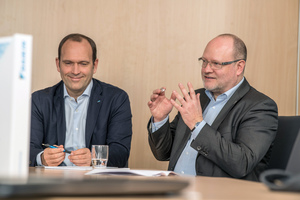  Volker Weinmann (rechts): "Im Split-Klimabereich muss zügig die Umstellung auf Kältemittel wie R32 erfolgen." 