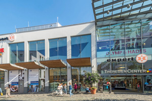  Beliebt und gut besucht: das ?Theresien Center? in der Innenstadt von Straubing. Ein Teilumbau schuf Raum für weitere Ladenlokale 