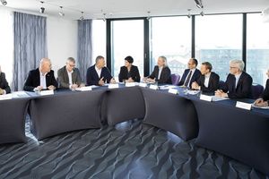  Von links nach rechts: Dr. Patrick Amrhein (Honeywell Deutschland GmbH), Heribert Baumeister (Bundesinnungsverband des Deutschen Kälteanlagenbauerhandwerks), Felix Flohr (Daikin Chemical Europe GmbH), Burkhard Dunst (Frigoteam Handels GmbH), Theresa Maxeiner (hauserconsulting GmbH &amp; Co. KG), Harald Conrad (Westfalen AG), Dr.-Ing. Marek Miara (Fraunhofer-Institut für Solare Energiesysteme ISE), Laurent Zielezinski (Chemours International Operations SÀRL), Martin F. Albert (Bertuleit &amp; Bökenkröger GmbH), Jörg Haußmann (Engie Refrigeration GmbH) 